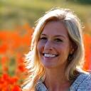 Ritratto sorridente della signora Laura e la Famiglia Conti in un campo fiorito